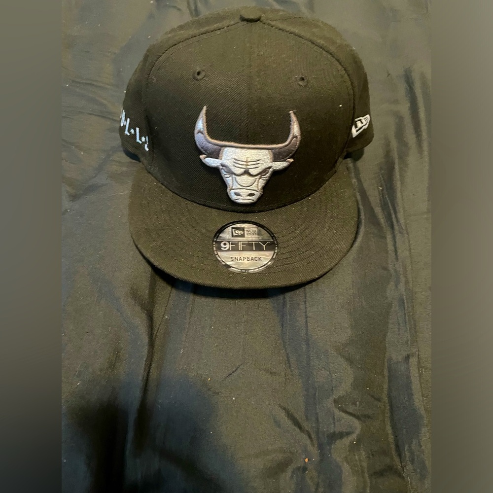 NEW ERA CHICAGO BULLS BLACK 9FIFTY MENS SNAPBACK HAT.